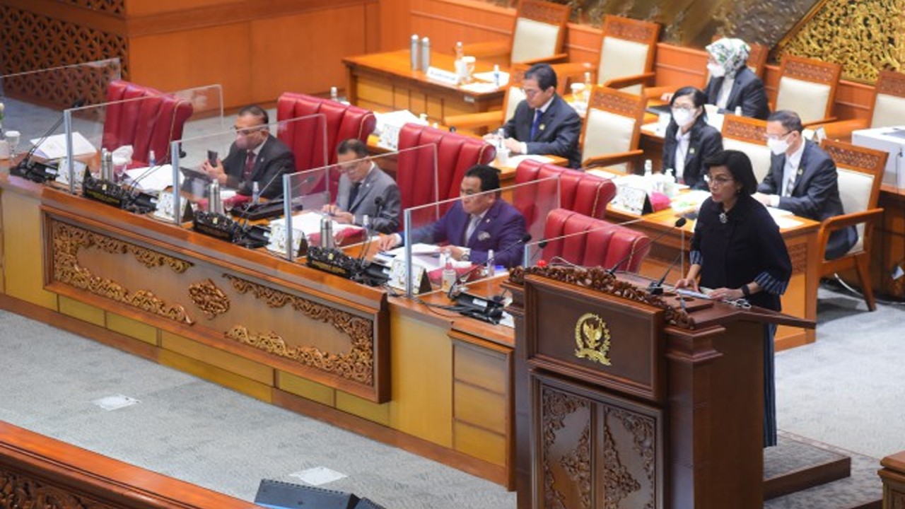 Menteri Keuangan RI Sri Mulyani Indrawati menyampaikan paparan pemerintah tentang Kerangka Ekonomi Makro dan Pokok-Pokok Kebijakan Fiskal (KEM-PPKF) RAPBN Tahun 2023 di Rapat Paripurna DPR RI, di Gedung Nusantara II, Senayan, Jakarta, Jumat (20/5/2022). (Foto: Jaka/Man)