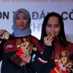 MIW Ummi Fisabilillah (kiri) dan Chelsie Monica Sihite rebut emas catur kilat beregu SEA Games 2021