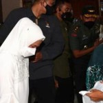 Presiden Jokowi bersama istri meninjau pasar-1653136894