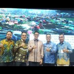 Sekdakab Kotabaru bersama Menparekraf Sandiaga Uno (tengah)-1653132759