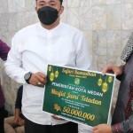 Wakil Wali Kota Medan Aulia Rachman (memakai kemeja putih)-1652874980