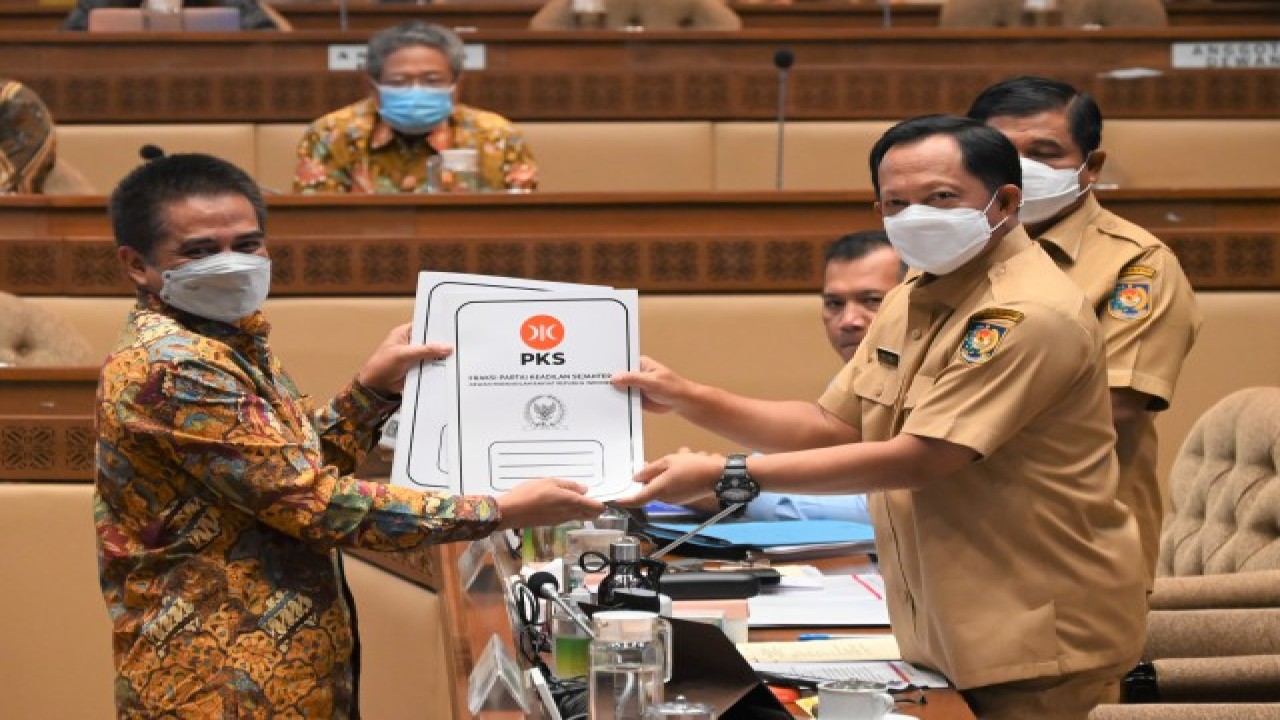 Anggota Komisi II DPR RI Teddy Setiadi (kiri) dan Mendagri Tito Karnavian. Foto: Dok DPR