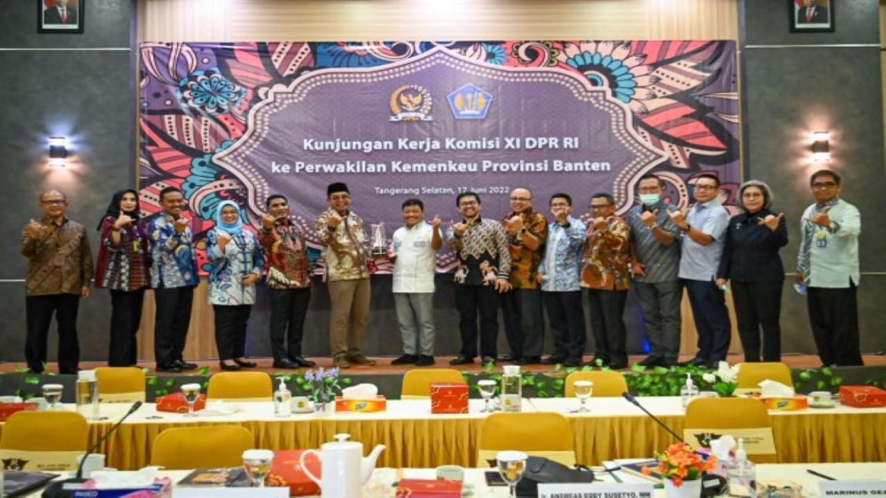 Anggota Komisi XI DPR RI saat sesi foto bersama usai pertemuan di Kantor Penerimaan Pajak dan Bea Cukai (KPPBC), Tangerang Selatan, Jumat (17/6/2022). (Ridwan/nvl)