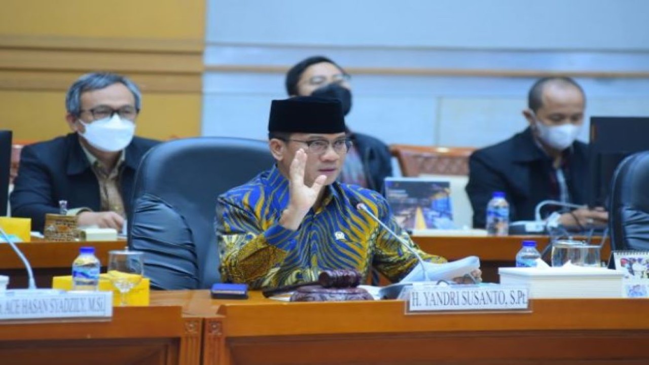 Ketua Komisi VIII DPR RI Yandri Susanto saat membacakan kesimpulan rapat kerja Komisi VIII DPR RI dengan Menteri Agama Yaqut Cholil Qoumas beserta jajaran, di Gedung Nusantara II, Senayan, Jakarta, Kamis (2/6/2022). (Jaka/mr)