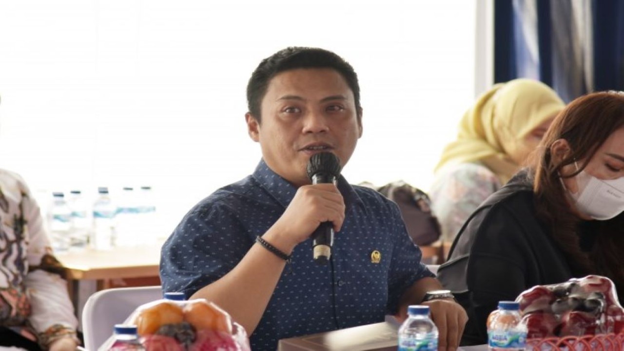 Wakil Ketua Komisi V DPR RI Andi Iwan Darmawan Aras memimpin Tim Kunjungan Kerja Spesifik Komisi V DPR RI meninjau lokasi pembangunan Flyover Kopo, di Bandung, Jawa Barat, Jumat (3/6/2022). (Singgih/nvl)