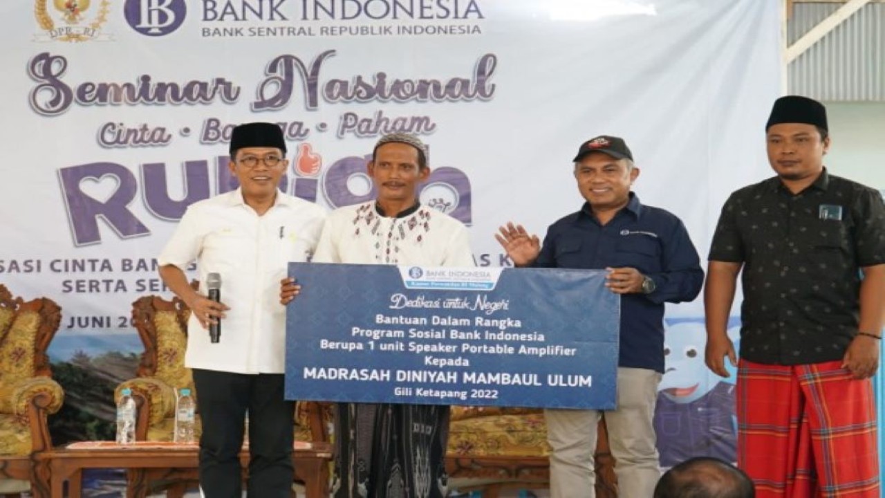 Anggota Komisi XI DPR RI Mukhamad Misbakhun (kiri) saat menyerahkan sejumlah bantuan untuk Madrasah Diniyah Nurul Huda Gili Ketapang. (Ist/nvl)