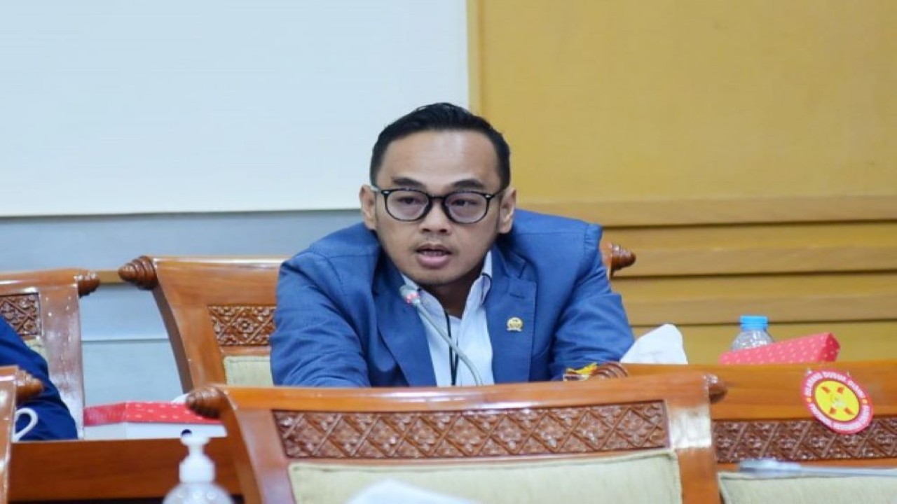 Anggota Komisi III DPR RI Moh. Rano Al Fath saat mengikuti Rapat Kerja Komisi III DPR RI dengan Menteri Hukum dan HAM RI di di Ruang Rapat Komisi III DPR RI, Gedung Nusantara II, Senayan, Jakarta, Senin (6/6/2022).(Jaka/nvl)