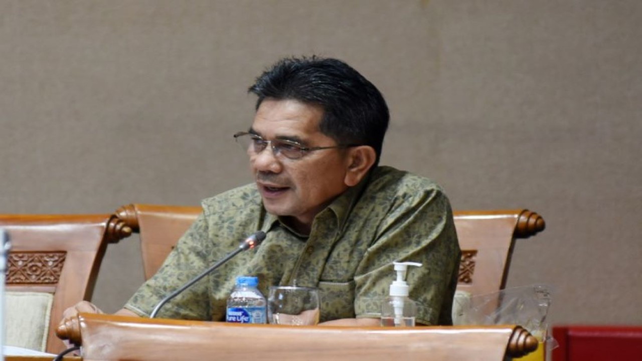 Anggota Komisi VII DPR RI Nasril Bahar saat mengikuti rapat dengar pendapat dengan para pejabat esselon I Kementerian Energi dan Sumber Daya Mineral (ESDM), Senin (6/6/2022). (Oji/nvl)