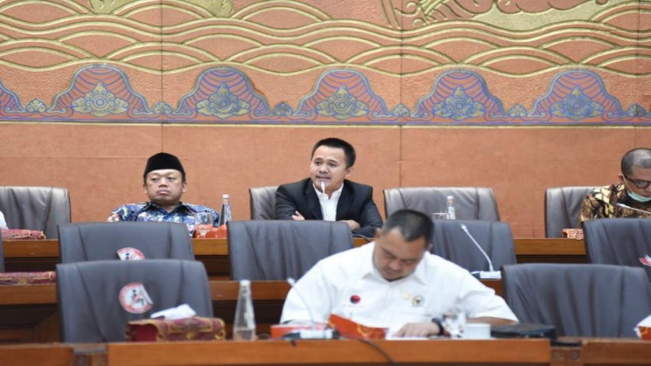 Anggota Komisi VI DPR RI Mufti Aimah Nurul Anam saat mengikuti Rapat Kerja Komisi VI DPR RI dengan Menteri BUMN Erick Thohir beserta jajarannya di Gedung Nusantara I, Senayan, Jakarta, Selasa (7/6/2022). (Oji/mr)