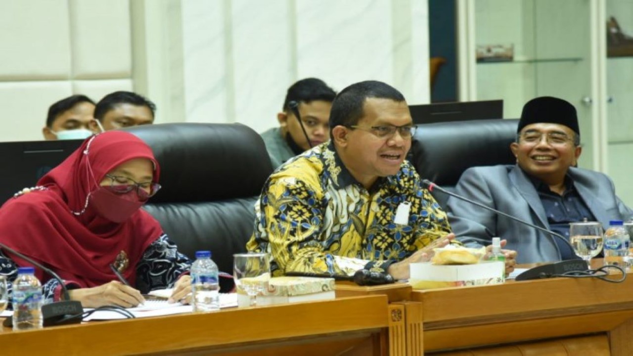 Wakil Ketua Komisi IX DPR RI Emanuel Melkiades Laka Lena saat menerima kunjungan Masyarakat Farmasi Indonesia di Gedung DPR RI, Senayan, Jakarta, Rabu (8/6/2022). (Oji/nvl)