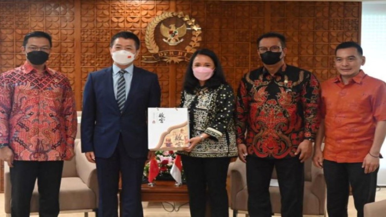 Ketua Delegasi GKSB DPR RI-Parlemen Tiongkok Puteri Anetta Komarudin saat bertukar cinderamata usai memimpin Courtesy Call dengan Duta Besar Tiongkok untuk Indonesia Lu Kang di Gedung Nusantara III, Senayan, Jakarta, Rabu (6/8/2022). (Novel/nvl)