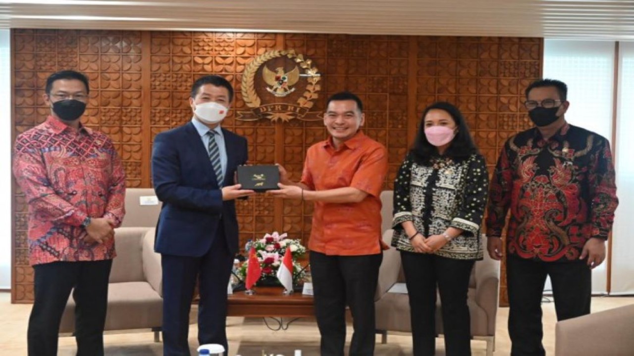 Ketua GKSB DPR RI-Parlemen Tiongkok Puteri Anetta Komarudin saat foto bersama usai memimpin Courtesy Call dengan Dubes Tiongkok untuk Indonesia Lu Kang di Gedung Nusantara III, Senayan, Jakarta, Rabu (6/8/2022). (Novel/nvl)