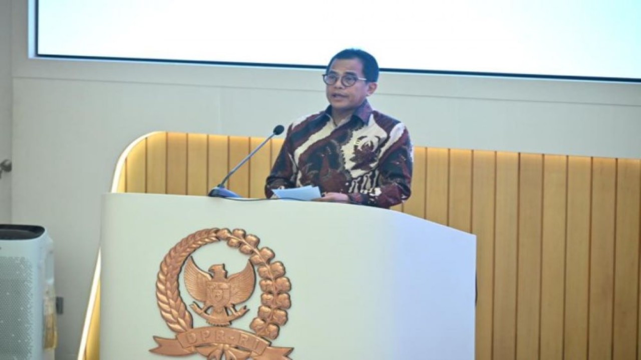 Sekjen DPR RI Indra Iskandar saat kegiatan Executive Briefing bersama jajaran Eselon I Setjen DPR RI di Command Center, Senayan, Jakarta, Rabu kemarin (8/6/2022). (Novel/nvl)