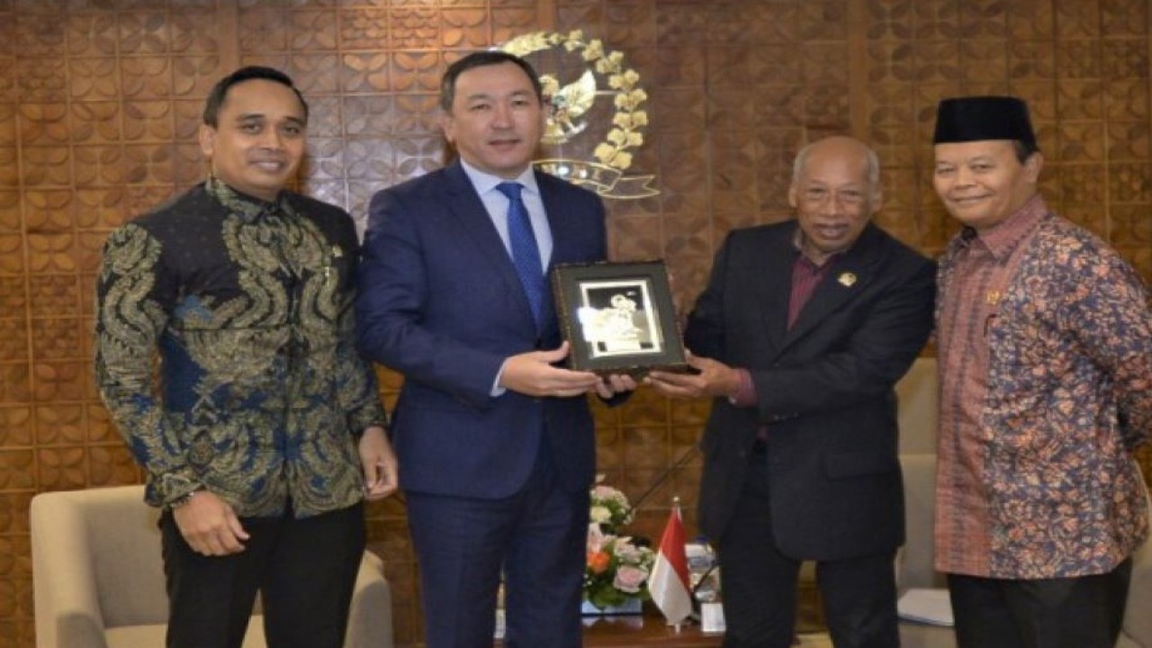 Ketua Grup Kerja Sama Bilateral DPR RI-Kazakhstan I Wayan Sudirta usai melakukan Courtesy Call dengan Duta Besar Kazakhstan untuk Indonesia Daniyar Sarekenov di Gedung DPR RI, Senayan, Jakarta, Kamis (9/6/2022). Turut Hadir Pimpinan BKSAP DPR RI Putu Supadma Rudana dan Anggota BKSAP DPR RI Hidayat Nur Wahid. (Andri)