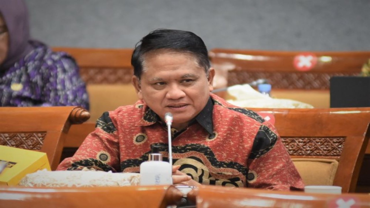 Anggota Komisi X DPR RI Mujib Rohmat saat Rapat Gabungan Komisi X DPR RI dengan Menparekraf Sandiaga Uno dan Menpora Zainudin Amali beserta jajaran yang digelar secara fisik dan virtual, di Ruang Rapat Komisi X, Gedung Nusantara I DPR RI, Senayan, Jakarta, Jumat (10/6/2022). (Devi/Man)