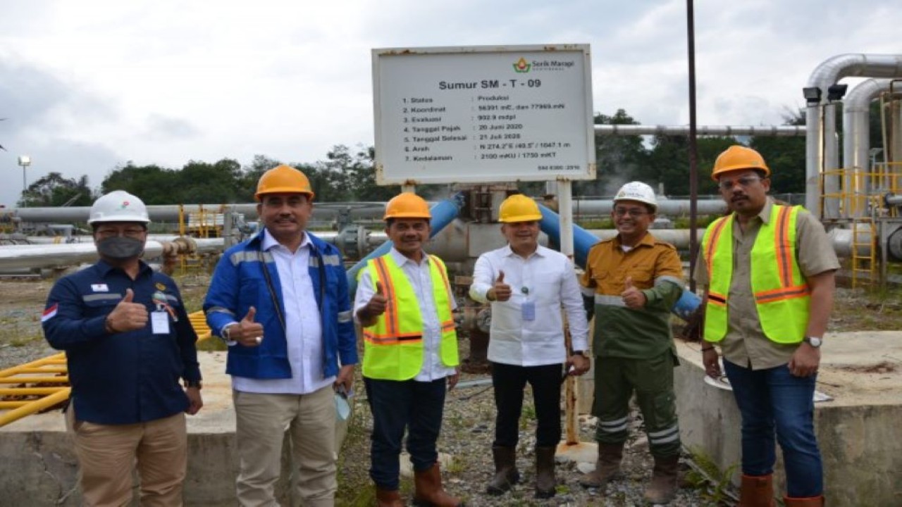 Wakil Ketua Komisi VII Maman Abdurrahman berfoto bersama usai melakukan pengawasan aktivitas pengeboran panas bumi yang dilakukan oleh PT Sorik Marapi Geothermal Power (SMGP). (Eko/nvl)