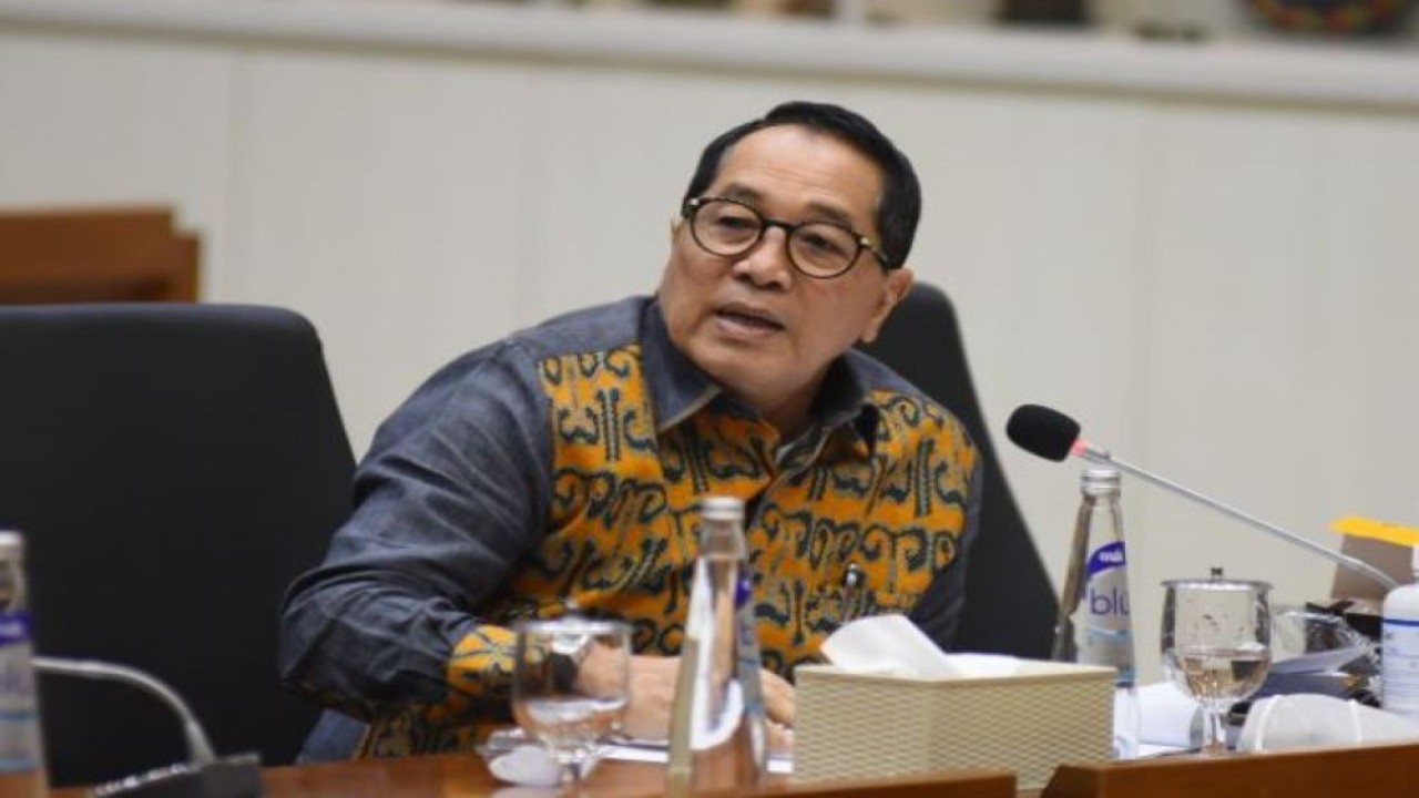 Anggota Badan Legislasi (Baleg) DPR RI Firman Soebagy dalam RDPU Baleg DPR RI dengan para narasumber terkait revisi UU Nomor 18 Tahun 2008 tentang Pengelolaan Sampah, di Gedung Nusantara I, Senayan, Jakarta, Senin (13/6/2022). (Devi/Man)