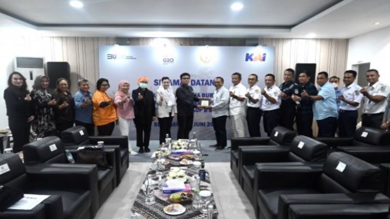 Wakil Ketua BURT DPR RI Johan Budi saat bertukar cinderamata usai memimpin Tim Kunjungan Kerja BURT DPR RI. (Sofyan/nvl)