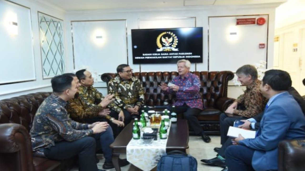 Ketua BKSAP Fadli Zon saat pertemuan dengan the UK Prime Minister's Trade Envoy untuk Filipina, Malaysia, Indonesia dan ASEAN Richard Graham dan Duta Besar Inggris untuk Indonesia Owen Jenkins, di Gedung Nusantara III. (Oji/nvl)