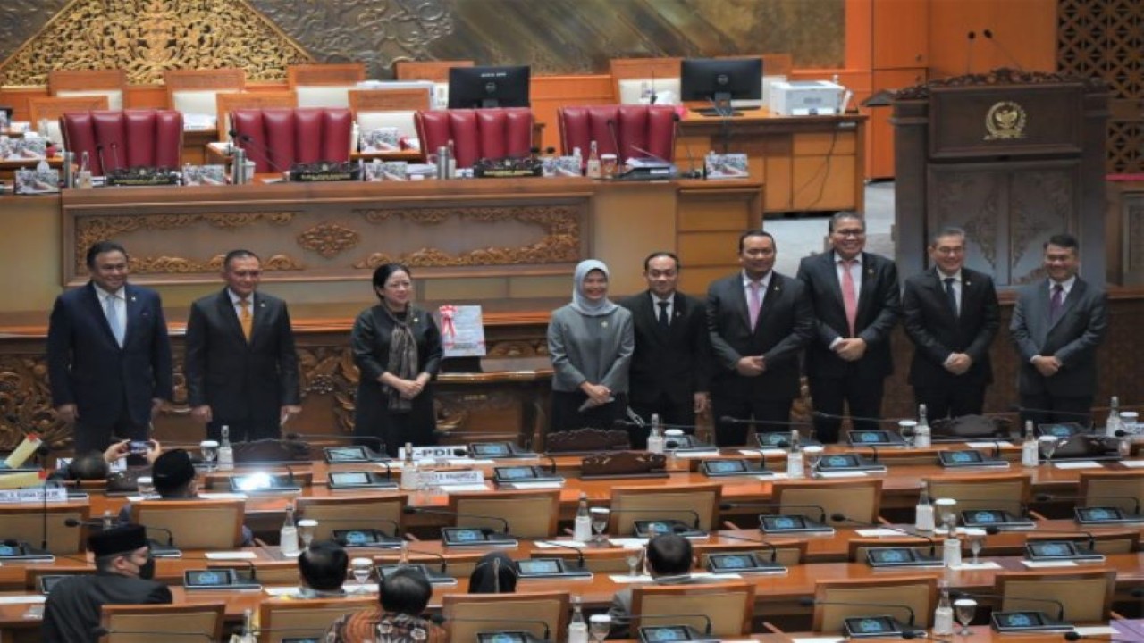 Ketua DPR RI Dr. (H.C.) Puan Maharani foto bersama usai menerima Laporan Hasil Pemeriksaan (LHP) atas Laporan Keuangan Pemerintah Pusat (LKPP) Tahun  2021 dari Ketua Badan Pemeriksa Keuangan (BPK RI) Isma Yatun di Rapat Paripurna DPR RI, di Gedung Nusantara II, Senayan, Jakarta, Selasa (14/6/2022). (Andri)