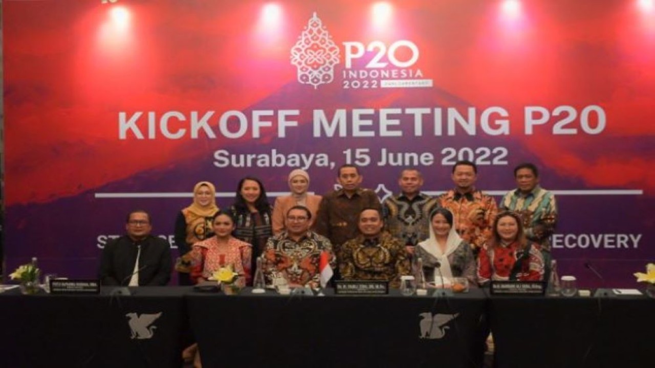 Anggota BKSAP DPR RI Puteri Anetta Komarudin saat sesi foto bersama usai acara 'Kickoff Meeting' Konferensi Tingkat Tinggi (KTT) Forum Parlemen Negara G20 ke-8 (P20), pada Rabu (15/6) di Kota Surabaya, Jatim. (Agung/nvl)