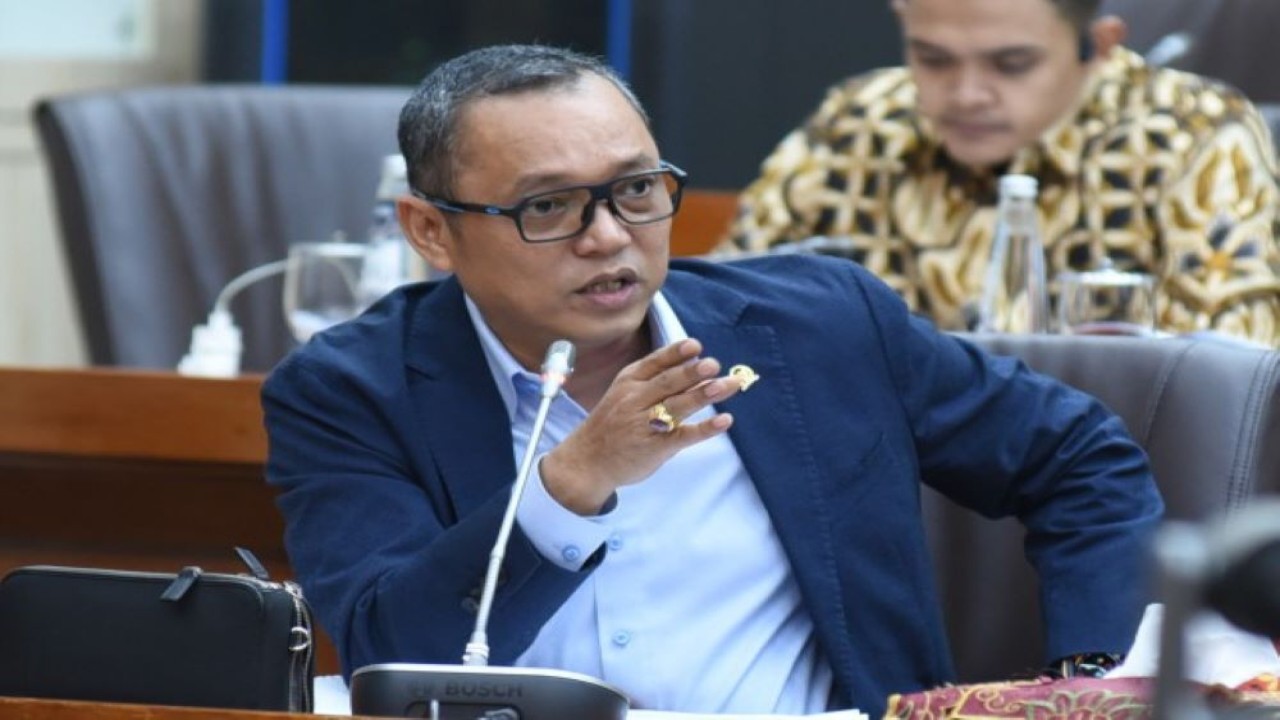 Anggota Komisi VI DPR RI Deddy Yevri Hanteru Sitorus saat RDP dengan Direktur Utama PT Bahana Pembina Usaha Indonesia (Persero), Direktur Utama PT Kereta Api Indonesia (Persero) dan Direktur Utama PT Reasuransi Indonesia Utama (Persero). (Oji/nvl)