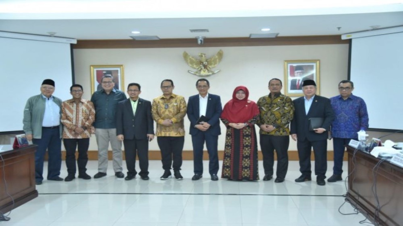 Ketua BAKN DPR RI Wahyu Sanjaya saat sesi foto bersama usai rapat konsultasi di Gedung BPK RI, Jakarta Pusat, Kamis (16/6/2022). (Oji/nvl)