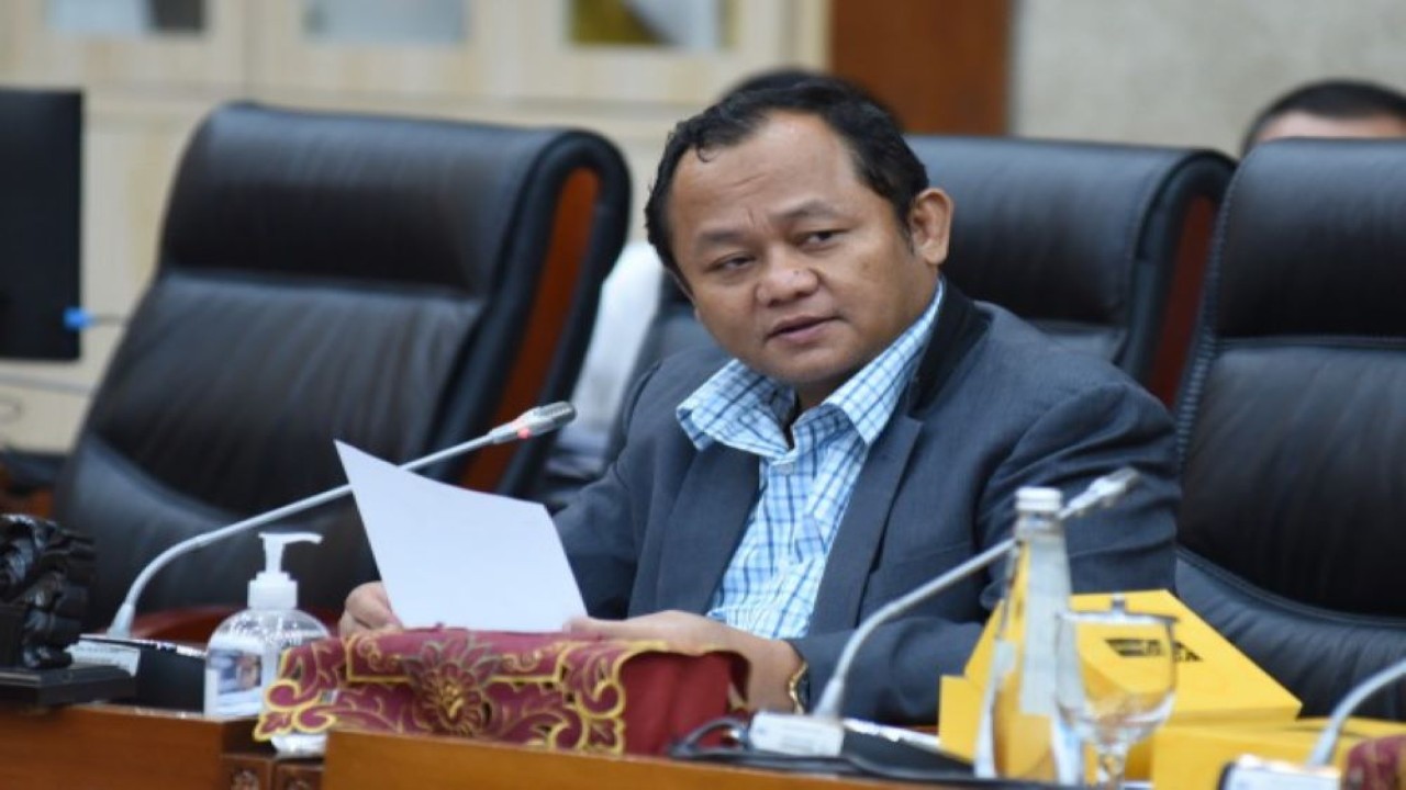 Wakil Ketua Komisi VI DPR RI Sarmuji saat RDP dengan Direktur Utama PT Bahana Pembina Usaha Indonesia (Persero), Direktur Utama PT Kereta Api Indonesia (Persero) dan Direktur Utama PT Reasuransi Indonesia Utama (Persero). (Oji/nvl)