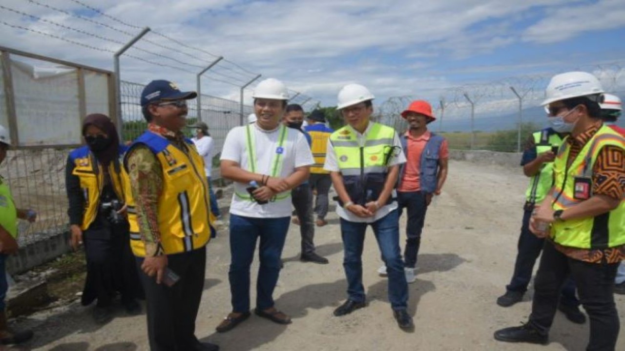 Wakil Ketua Komisi V DPR RI Andi Iwan Darmawan Aras saat meninjau Sungai Kawatuna, di Palu, Sulawesi Tengah, Jumat (17/6/2022). (Andri/nvl)