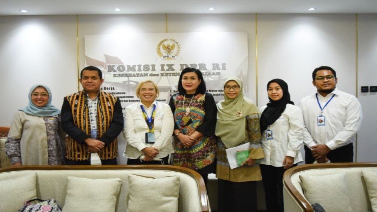 Wakil Ketua Komisi IX DPR RI Melkiades Laka Lena saat sesi foto bersama usai menerima audiensi dari Toksinologi Society of Indonesia di Gedung Nusantara I, Senayan, Jakarta. (Runi/nvl)