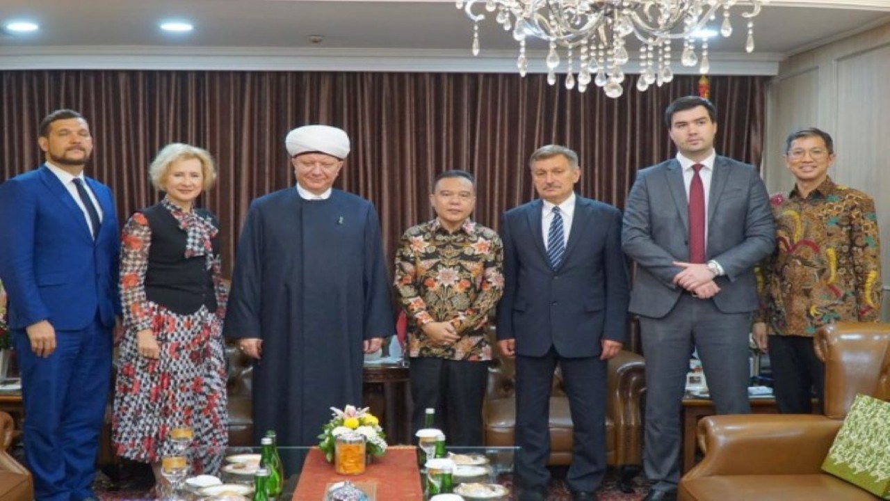 Wakil Ketua DPR RI Sufmi Dasco Ahmad saat sesi foto bersama usai menerima kunjungan Duta Besar Federasi Rusia untuk Indonesia Lyudmila Vorobieva dan Kepala Majelis Rohaniah Para Muslimin se-Rusia Ulama Albir Kurganov. (Yoga/nvl)