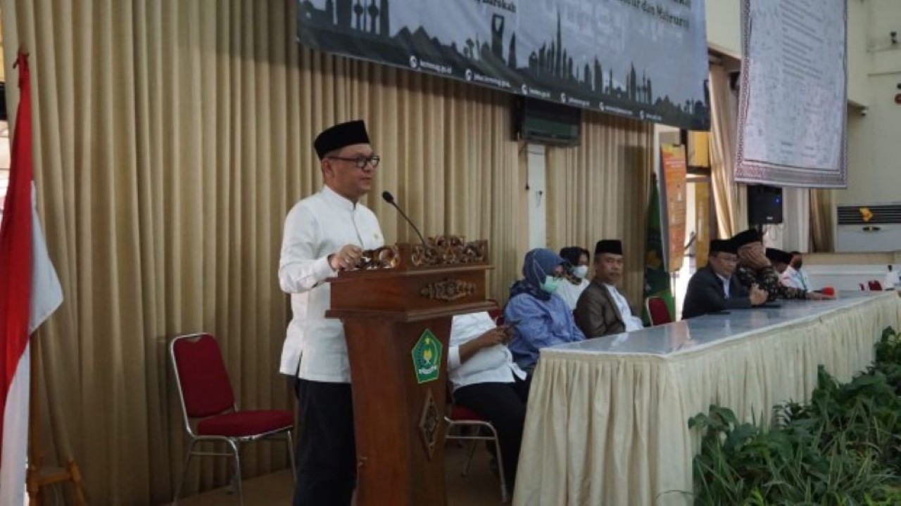 Wakil Ketua Komisi VIII DPR RI, Ace Hasan Syadzily saat melepas keberangkatan jemaah haji asal Kabupaten Bandung Barat, di Gedung Raudhah Asrama Haji Kota Bekasi. (Ist/nvl)