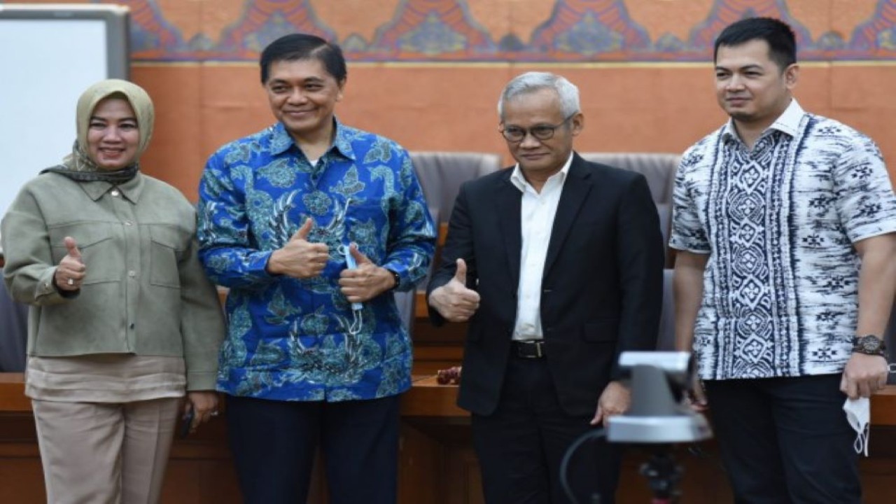 Wakil Ketua Komisi VI DPR RI Aria Bima foto bersama usai RDPU dengan Prof. Ir. Roy H.M. Sembel, MBA, Ph.D, CSA, CIB, di Gedung Nusantara I, Senayan, Jakarta, Senin (20/6/2022). (Oji/Man)