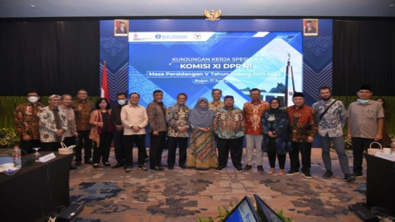 Wakil Ketua Komisi XI DPR RI Fathan saat sesi foto bersama usai memimpin pertemuan Tim Kunjungan Kerja Spesifik Komisi XI DPR RI dengan jajaran Bank Indonesia, di Bogor, Jawa Barat (17/6/2022). (Munchen/nvl)