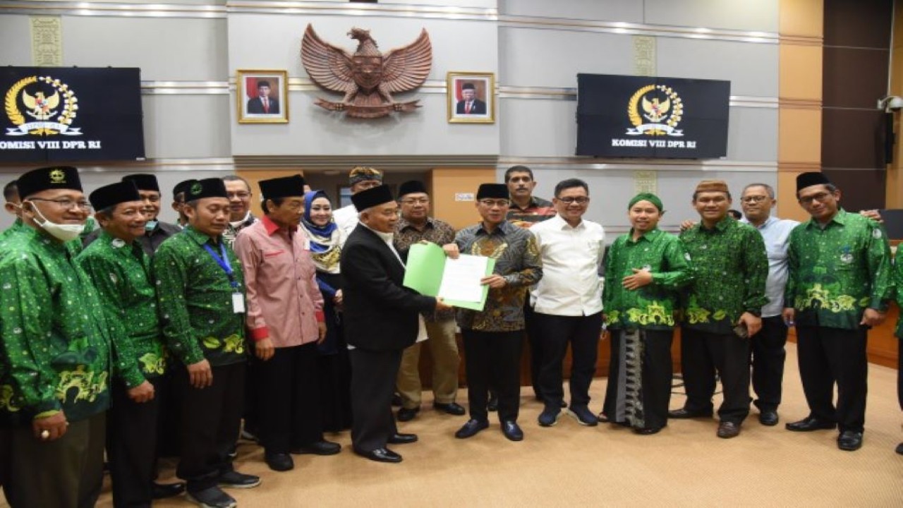 Ketua Komisi VIII DPR RI Yandri Susanto foto bersama usai menerima audiensi Pimpinan Pusat Persatuan Guru Nahdhatul Ulama (Pergunu) di Ruang Rapat Komisi VIII DPR RI, Gedung Nusantara II, Senayan, Jakarta, Rabu (22/6/2022). (Devi/Man)