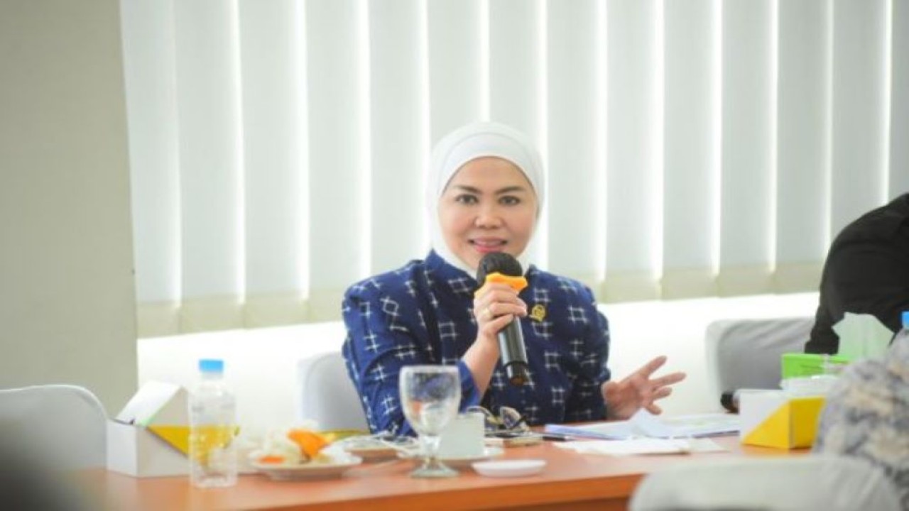 Anggota Komisi VI DPR Intan Fauzi saat mengikuti Kunspek Komisi VI DPR memantau progres implementasi Holding BUMN Gula di Kantor PTPN IX, Semarang, Jateng, Rabu (22/6/2022). (Jaka/Man)