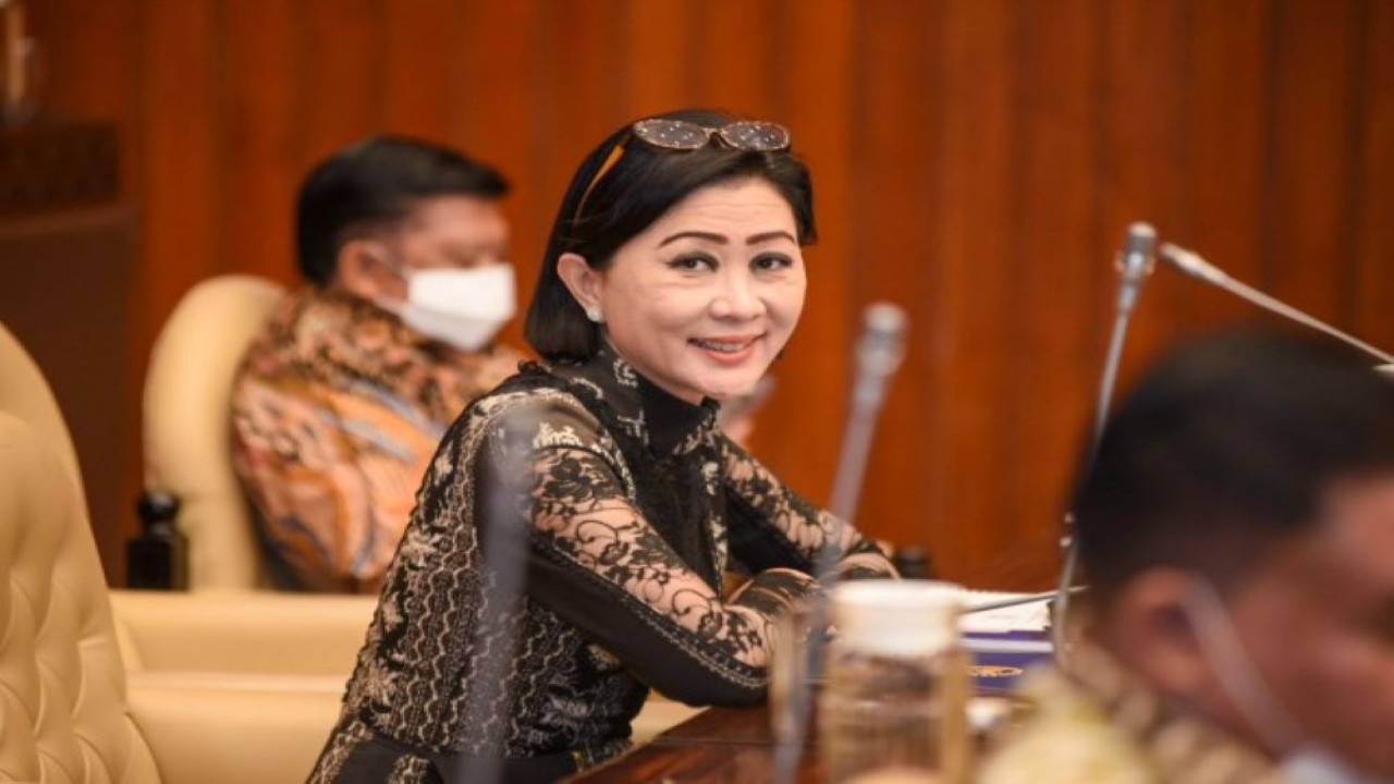 Anggota Komisi IV DPR RI Julie Sutrisno Laiskodat saat Rapat Dengar Pendapat Komisi IV DPR RI di Ruang Rapat Komisi IV DPR RI, Senayan, Jakarta, Kamis (23/6/2022). (Geraldi/Andri)