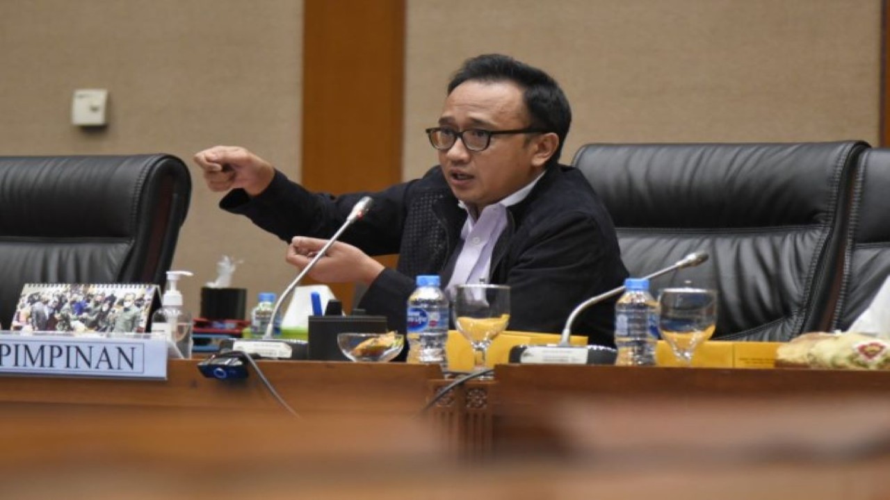 Wakil Ketua Komisi VII DPR Bambang Haryadi saat memimpin rapat Komisi VII DPR dengan BPH Migas, Kamis (23/6/2022). (Munchen/Man)