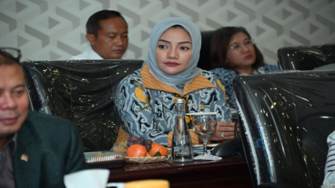 Anggota Komisi III DPR RI Adde Rosi Khoerunnisa saat melakukan pertemuan Tim Kunjungan Kerja Spesifik Ke di Mapolda Jabar, Bandung, Kamis (23/6/2022). (Erman/rni)