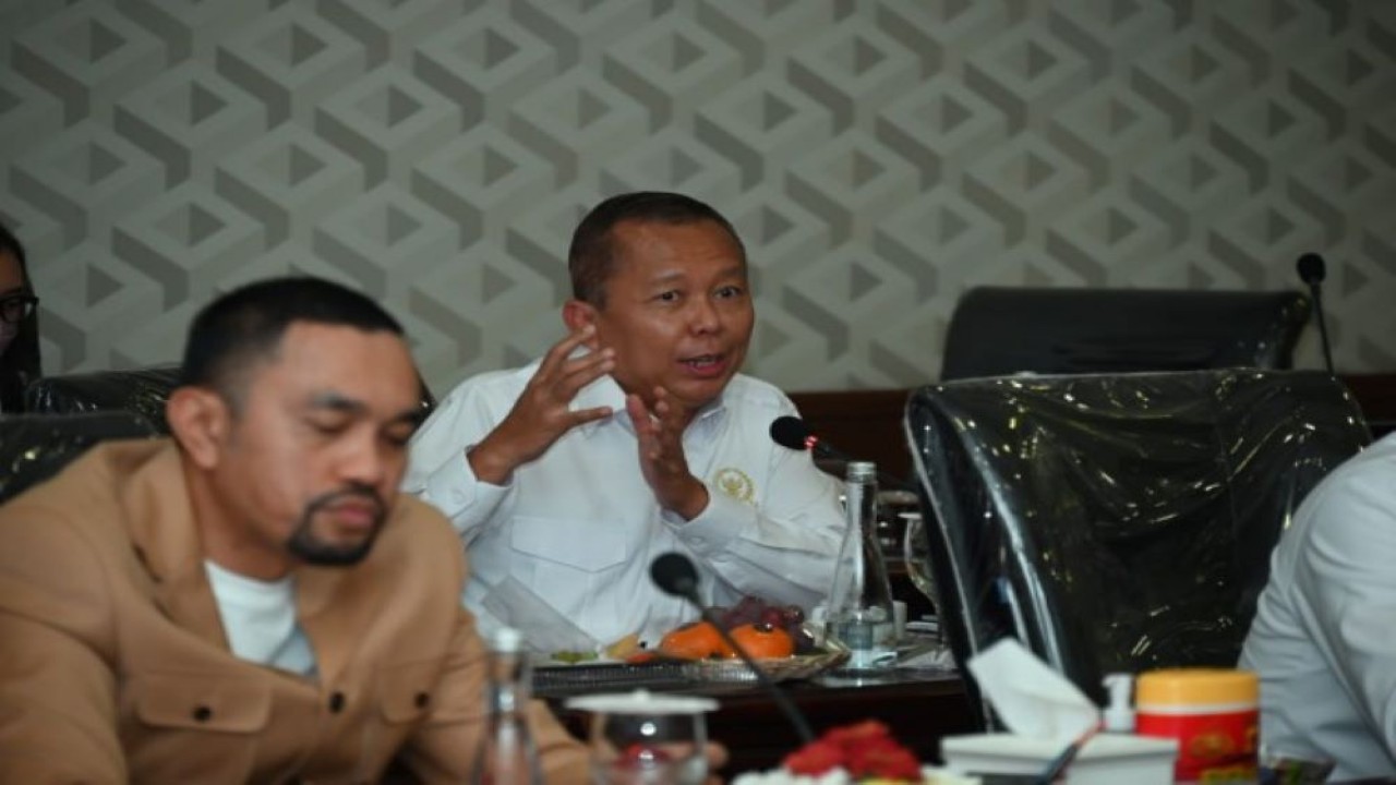 Anggota Komisi III DPR RI Arsul Sani saat melakukan pertemuan Tim Kunjungan Kerja Spesifik Ke di Mapolda Jawa Barat, Kota Bandung, Kamis (23/6/2022). (Erman/rni)