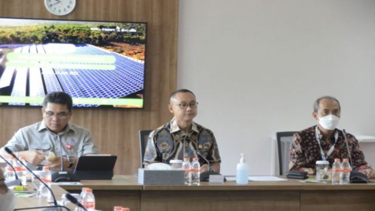 Wakil Ketua Komisi VII DPR RI Eddy Soeparno saat memimpin pertemuan Tim Kunjungan Kerja Spesifik Komisi VII DPR RI di Bandung, Jawa Barat, Jumat (24/6/2022). (Anron/Man)