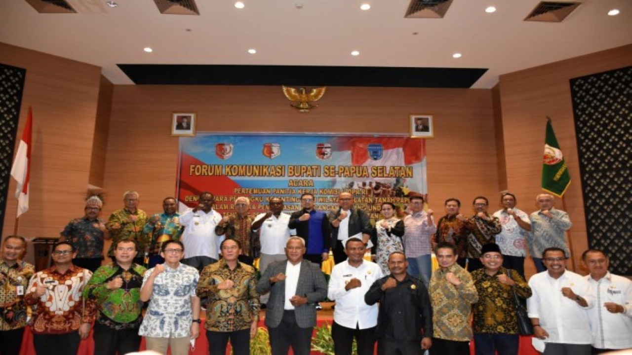 Ketua Komisi II DPR RI Ahmad Doli Kurnia foto bersama usai memimpin tim kunjungan kerja Panja Komisi II DPR RI dalam rangka terkait RUU Tentang Pemekaran Provinsi Papua di Kantor Bupati Merauke, Jumat (24/6/2022). (Puntho/Man)