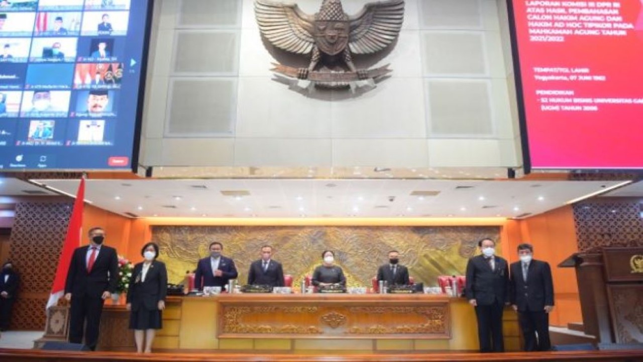 Pimpinan DPR RI berfoto bersama para Hakim Agung dan Hakim Ad Hoc Tipikor pada Mahkamah Agung (MA) terpilih periode tahun 2021-2022. (Jaka/rni)