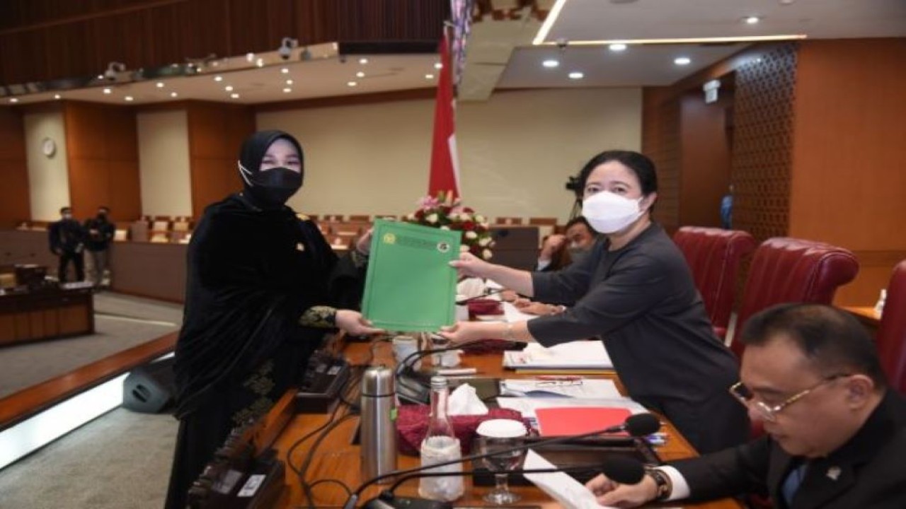 Anggota Fraksi PPP DPR RI Illiza Sa'aduddin Djamal saat memberikan pandangan Fraksi terhadap RUU KIA kepada Ketua DPR RI Dr. (H.C) Puan Maharani. (Geraldi/rni)