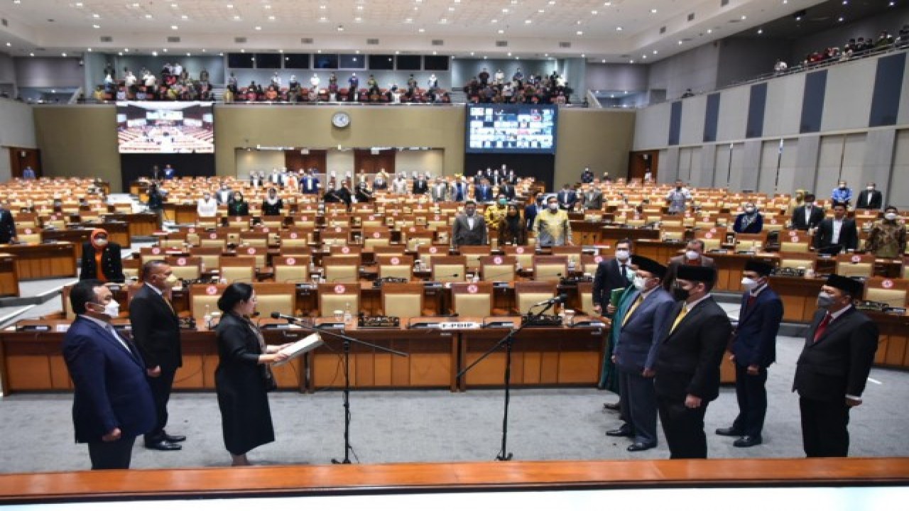 Ketua DPR RI Puan Maharani melantik empat Anggota Pergantian Antar Waktu (PAW) DPR RI . Foto: Dok DPR