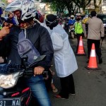 Petugas dari kepolisian sedang memeriksa kelengkapan kendaraan-1654956154