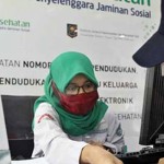 Petugas sedang melayani peserta BPJS Kesehatan-1654047148