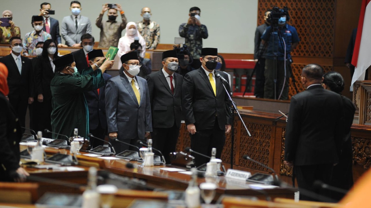 Rapat Paripurna DPR RI pada Selasa siang menyetujui tiga nama calon anggota Dewan Kehormatan Penyelenggara Pemilu (DKPP) periode 2022-2027 yang merupakan usulan DPR RI.