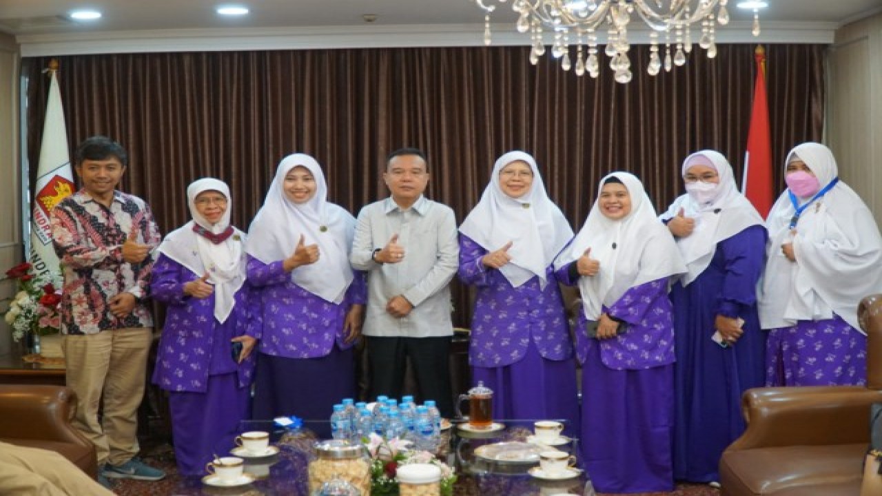 Wakil Ketua DPR RI Sufmi Dasco Ahmad (keempat kiri) bersama pengurus pusat Wanita Islam. Foto: Dok DPR