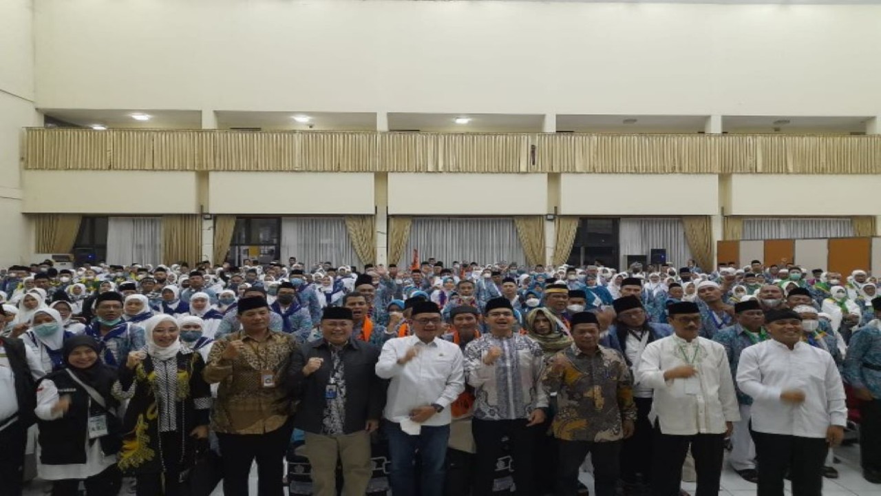 Wakil Ketua Komisi VIII DPR RI Ace Hasan Syadzily melepas keberangkatan jemaah haji asal Kabupaten Bandung, di Gedung Raudhah Asrama Haji Kota Bekasi, Jawa Barat, Kamis (23/6/2022). (Ist/Man)